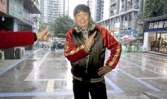 弹子石住着个冻龄“老潮男” 衣柜塞满年轻时尚元素