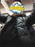 2号线上偶遇“睡神” 站着打鼾20分钟
