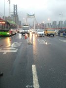 路中突现一袋碎玻璃交通受阻 民警徒手清理全力保畅