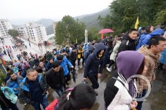 新年步步高 上千人迎寒风登顶铁山坪