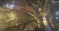 以为停电没监控  内贼抱走钱箱后次日照旧上班