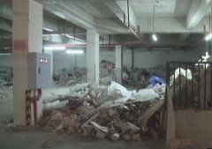 重庆一小区车库竟脏成这样