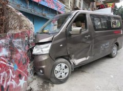 司机错把油门当刹车 致三车受损