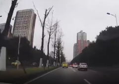 好险！面包车突然调头逆行逼停小车