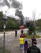 摩托与大货车相撞起火 火光冲天