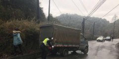 道路变溜冰场 过往车辆遭了殃