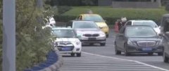共享汽车占道嘉华桥头 过往车辆纷纷避让