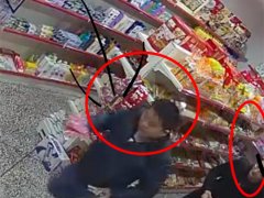 店主遇俩“戏精”买牙膏   百元真钞被掉包