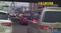 大马路上开斗气车 你骂人我就砸矿泉水瓶