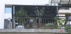 为了一个雨棚的高度 两家人操碎了心