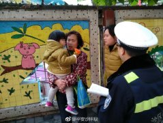 两岁半女孩广场晒太阳走丢  警民合力半小时内找回