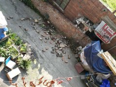 “大户人家”香肠太重  把砖都拉垮了