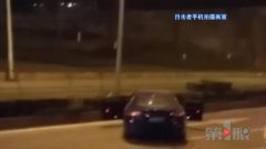 凌晨豪车冲过路障 撞伤2人后弃车逃走