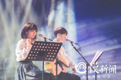 “等我们老了 我们就定居在重庆” 成都女孩唱火重庆
