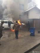 车辆突然起火  民警及时扑灭