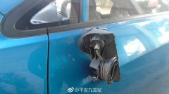 车窗起雾 手动擦拭酿擦挂