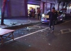 天降窗户  人行道上全是碎玻璃渣
