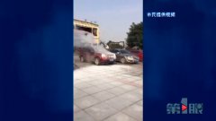 重庆一车辆突发自燃 高额现金全部烧光