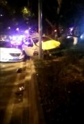 私家车将出租车怼上花坛 两败俱伤狼藉一片