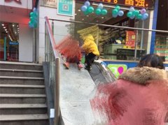 小孩在危险坡道玩 女子劝说反遭家长两次白眼