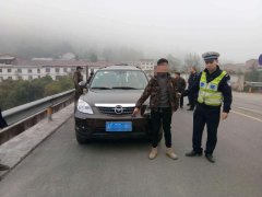 男子使用伪造驾驶证被拘留