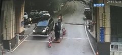蛮横司机追打小区保安 狂喷辣椒水