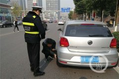 新司机撞上路边柱子 见民警大喊“我要自首”