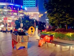环卫工坐躺寒夜长椅上 双手冰凉嘴角流着口水