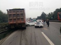 大货车超载43吨连环追尾8车损失超30万元