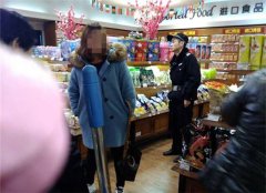 打翻了瓶售价258的橄榄油   还好监控记录下了她