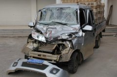 司机彻夜不睡玩手机 疲劳驾驶撞上大货车