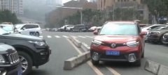 业主抱怨小区门前立起隔离墩 交警这样回答