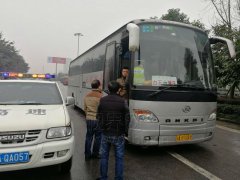 两男子上厕所被遗忘在服务区 执法人员暖心相助