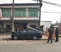 “本本族”误把油门当刹车 路灯杆电线杆先后被撞倒