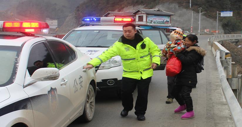 民警将抱着发高烧孙子的奶奶接上警车；摄影：杨超 (2)_副本.jpg