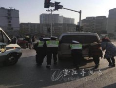 面包车红绿灯前抛锚 警民合力推车