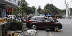 新手上路错把油门当刹车 险把轿车开下堡坎