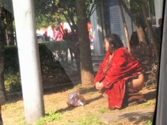 不忍直视！女子当街脱裤子“方便”