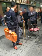 老大爷街头围观打牌被骗 上前理论险被打