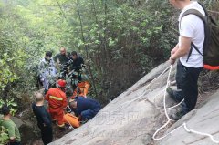 歌乐山攀岩摔伤被困 众人齐救援