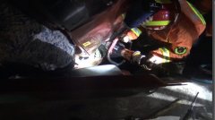 大货车失控撞上堡坎 驾驶员被卡动弹不得