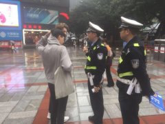 外籍游客迷了路 学霸民警解了愁