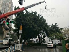 错把油门当刹车 这位女司机差点起飞