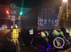 16吨大货车抛锚收费站 十几个汉子硬将它推了出去