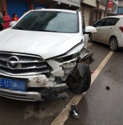 两车路上相撞  车灯都掉在地上了