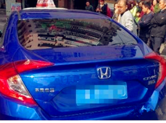 私家车追尾出租  车停路边不认账