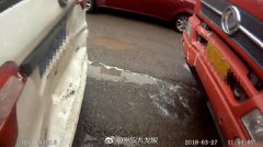 红绿灯路口三车连环相撞 大货车抢黄灯付出“惨痛代价”