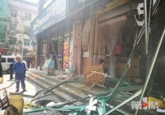 两小孩打火机烧虫玩 结果点爆化粪池