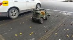 玩具车抢占车位  司机哭笑不得