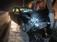 轿车夜间超车不当 致三车受损两人受伤